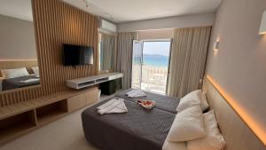 TV a/nebo společenská místnost v ubytování Sirenes Beach Resort