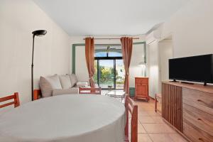 Μια τηλεόραση ή/και κέντρο ψυχαγωγίας στο Appartement Pramousiquer D23