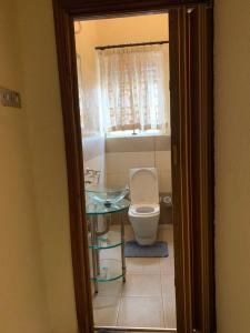Ένα μπάνιο στο Furnished apartment Munyonyo-Kampala +4 φωτογραφίες