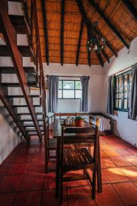 una habitación con una mesa y sillas y una cama en Los Horneros Bungalows, en La Paloma 40 fotos más