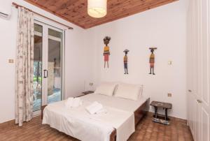 Кровать или кровати в номере Acropole Laganas Hot Spa Jacuzzi by "elite" +33 фотографии