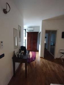 TV a/nebo společenská místnost v ubytování Palazzo Cusani Charming Rooms + 34 fotografií
