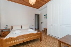 Una cama o camas en una habitación de Acropole Laganas Holiday House by "elite"