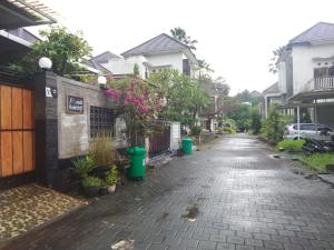 una strada vuota in un quartiere residenziale con case di Homestay Omah a Tabanan