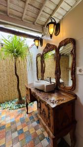 a bathroom with a sink and a mirror at Fisherman Shack in Nusa Lembongan