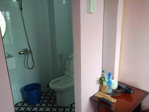 Ένα μπάνιο στο Homestay Nhà Ven Rừng 2