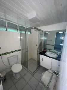 łazienka z prysznicem, toaletą i umywalką w obiekcie Chalé EcoResort no Rio Preguiças w mieście Barreirinhas +8 zdjęć