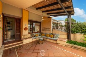 プーラにあるVilla Mirtoの家の屋外パティオ(ソファ付)