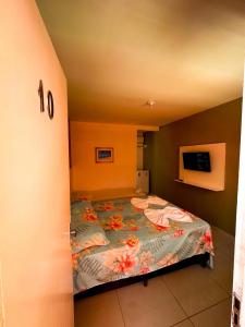 una camera da letto con un letto decorato con fiori di Sereia do Mar ad Alcobaça