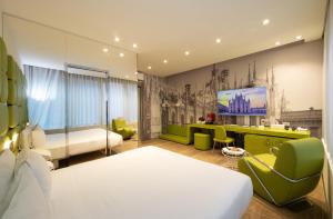 Postel nebo postele na pokoji v ubytování The Street Milano Duomo | a Design Boutique Hotel