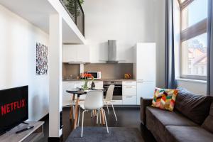 Kuchyň nebo kuchyňský kout v ubytování Modern loft-apartments in Prague