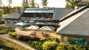 乌斯马Usma SPA Hotel & Camping的享有房屋的空中景致,配有桌子和遮阳伞