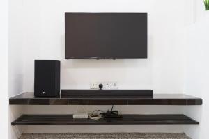 TV a/nebo společenská místnost v ubytování SS15 Courtyard Subang Jaya Sunway European Designer Suite Netflix 100m to LRT #23