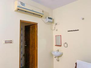 Ahobilam VPS NIVAS Guest House في Pedda Ahobilam: حمام مع مغسلة ومكيف