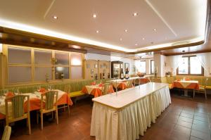 restauracja ze stołami i krzesłami w pokoju w obiekcie Hotel Römerrast w mieście Caldaro