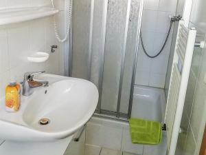 - Baño con lavabo blanco y ducha en Ferienbungalow Kahmann, en Ribnitz-Damgarten