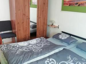 Un dormitorio con una cama y una silla dentro. en Ferienbungalow Kahmann, en Ribnitz-Damgarten