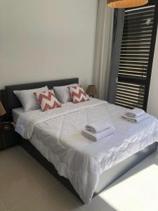 Una cama blanca grande con toallas encima. en Luxury stay, en El Gouna