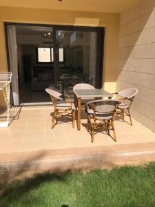 Un patio con una mesa y sillas y un sofá. en Luxury stay, en El Gouna 13 fotos más