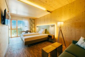 Postel nebo postele na pokoji v ubytování Ökohotel aus Holz Alea Eco