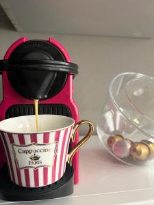 モデナにあるACADEMY TORTELLINOSUITE Modenaの一杯のコーヒーがマグカップに注がれている
