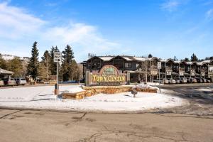 a town center sign in the snow in front of a lodge at ElevateA Rooftop - Silverthorne in Coffeyville