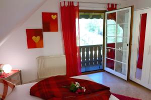 Postel nebo postele na pokoji v ubytování Ferienwohnung Auszeit -Gipfhof-