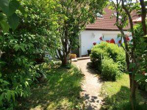 Κήπος έξω από το Inselromantik Rügen, DZ Moonlight und App Country Inn