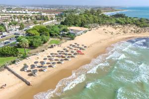 Una vista aérea de una playa con sombrillas y el océano. en Talete, appartamento in centro a 40 mt dalla spiaggia - Pomelia, en Marina di Ragusa