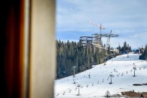 a ski slope with people on a ski lift at U Justynki in Małe Ciche