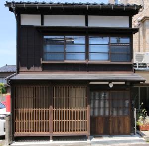an asian house with a black and white facade at Kanazawa Bettei Yuan in Kanazawa