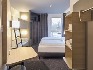 Postel nebo postele na pokoji v ubytování B&B Hotel Köln-Messe
