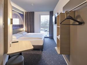 Postel nebo postele na pokoji v ubytování B&B Hotel Köln-Messe