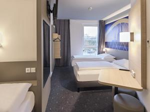 Postel nebo postele na pokoji v ubytování B&B Hotel Köln-Messe