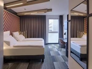 Postel nebo postele na pokoji v ubytování B&B Hotel Köln-Messe