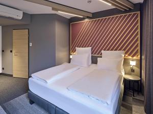 Postel nebo postele na pokoji v ubytování B&B Hotel Köln-Messe