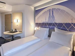 Postel nebo postele na pokoji v ubytování B&B Hotel Köln-Messe