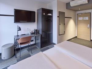 Postel nebo postele na pokoji v ubytování B&B Hotel Köln-Messe