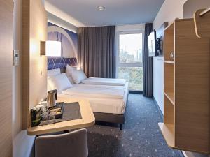 Postel nebo postele na pokoji v ubytování B&B Hotel Köln-Messe