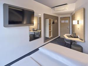 TV a/nebo společenská místnost v ubytování B&B Hotel Köln-Messe