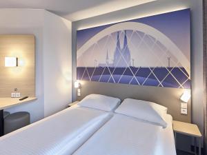 Postel nebo postele na pokoji v ubytování B&B Hotel Köln-Messe