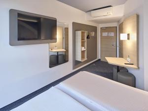 TV a/nebo společenská místnost v ubytování B&B Hotel Köln-Messe