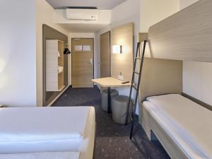 Postel nebo postele na pokoji v ubytování B&B Hotel Köln-Messe