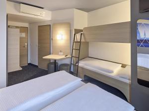 Postel nebo postele na pokoji v ubytování B&B Hotel Köln-Messe