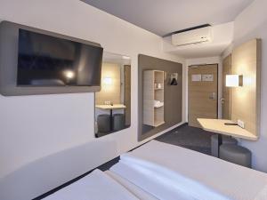 Postel nebo postele na pokoji v ubytování B&B Hotel Köln-Messe