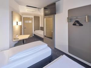 Postel nebo postele na pokoji v ubytování B&B Hotel Köln-Messe