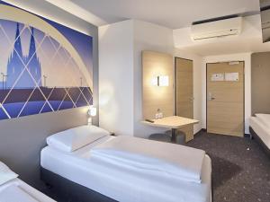 Postel nebo postele na pokoji v ubytování B&B Hotel Köln-Messe
