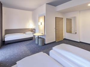 Postel nebo postele na pokoji v ubytování B&B Hotel Köln-Messe