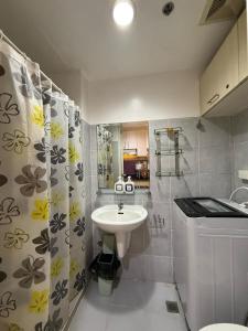 マニラにあるSea Residences MOA Pasay Manila - Rose Staycationの小さなバスルーム(シンク、カウンター付) +2枚の写真