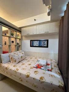 マニラにあるSea Residences MOA Pasay Manila - Rose Staycationのベッドルーム1室(大型ベッド1台、白いシーツ、枕付)